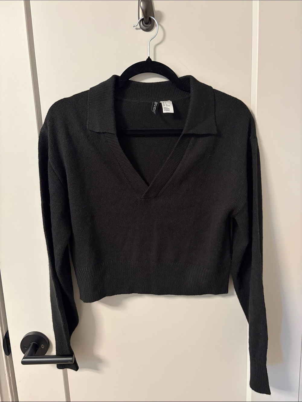 Divided Black V‑Neck Cropped Pullover Sweater